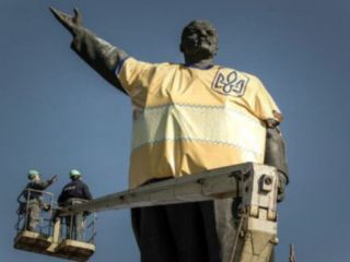 مجسمه عظیم لنین در اوکراین پائین کشیده شد