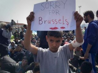 «متاسفم بروکسل»؛ تابلوی کودک پناهجوی سوری