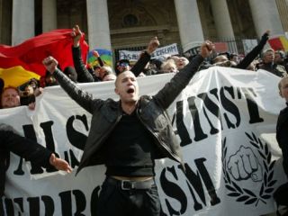 پلیس بروکسل با ماشین آب‌پاش معترضان ضد مهاجرت را متفرق کرد