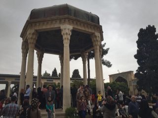 مسافران نوروزی در حافظیه شیراز (عکس)