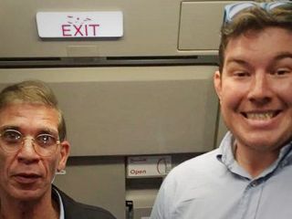 سلفی مسافر خندان با آقای هواپیماربا!