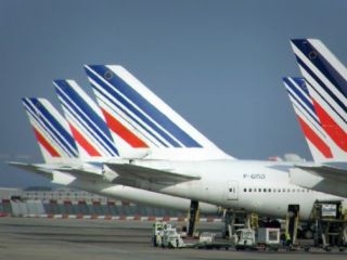 پوشش مهمانداران زن ایرفرانس در پرواز به ایران 'مساله‌ساز' شد