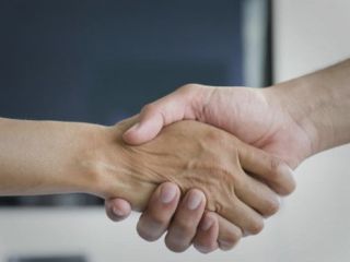 دولت سوئیس: معافیت دانش‌آموزان مسلمان از دست دادن با جنس مخالف پذیرفتنی نیست