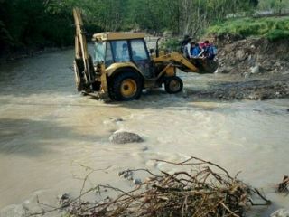 وقتی دانش‌آموزان با بیل مکانیکی از رودخانه عبور می‌کنند