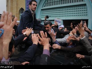 واکنش احمدی نژاد به سئوالی درباره حضور در انتخابات ۹۶ (+عکس)