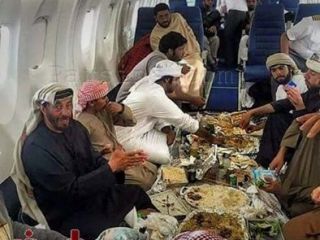 عکس روز: صرف غذا به سبک عربی داخل هوایپما!