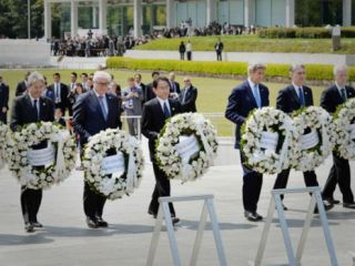 دیدار تاریخی وزیر خارجه آمریکا از بنای یادبود بمباران اتمی هیروشیما