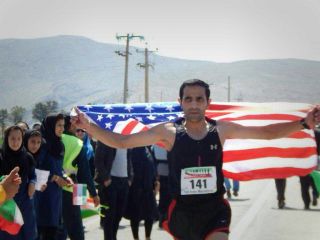 دونده مرندی با پرچم امریکا از خط پایان ماراتن 