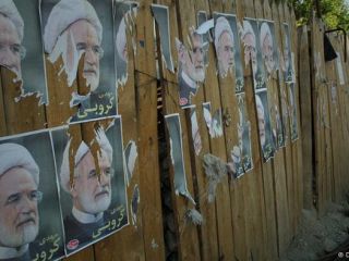 روزنامه جوان: دوران طلایی امام بود، همه‌تان را آویزان می‌کردند.