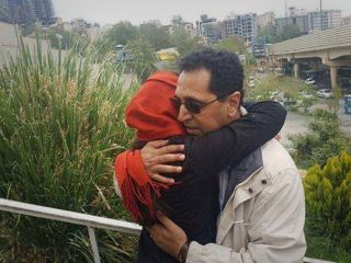 آزادی پدر و مادر بهایی بعد از ۵ سال زندان و جشن دوباره با هم بودنشان با حضور پسر ۶ ساله شان