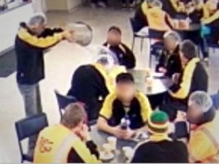 ریختن آب جوش روی سر همکار بخاطر برداشتن سوسیس از بشقاب دوست دختر+ عکس و ویدیو