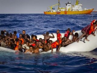 یک قایق حامل ۴۰۰ پناهجو در آب‌های مدیترانه غرق شد