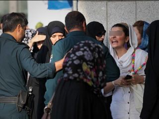 گاردین: چرا بسیاری از ایرانی‌ها از حجاب متنفر شده‌اند