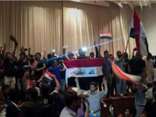 هواداران مقتدی صدر وارد ساختمان مجلس عراق شدند؛ اعلام وضعیت فوق العاده در بغداد