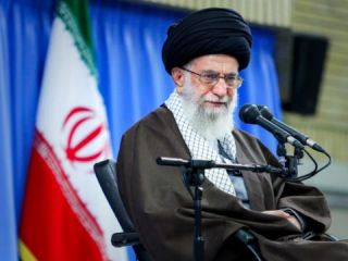 انتقاد خامنه‌ای از «بچه‌پولدارهای نوکیسه» و «ترویج ناسالم انگلیسی»