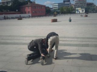 سردبیر روزنامه جمهوریت ترکیه از سوءقصد مقابل دادگاه جان به در برد