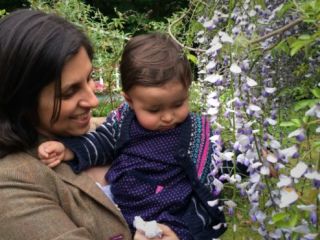 نازنین زاغری رتکلیف، شهروند ایرانی بریتانیایی در فرودگاه تهران بازداشت شده است