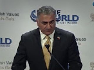 اهدا جایزه ی «یادبود هولوکاست برای دفاع از حقوق بشر» به رضا پهلوی، فرزند شاه پیشین ایران + ویدیو