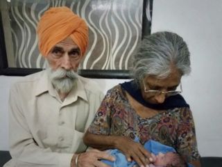 زن هفتاد و چند ساله هندی نخستین فرزند خود را به دنیا آورد