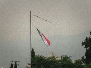 پرچم باید برافراشته باشد نه این گونه! (+عکس)