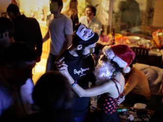 بازداشت ۷۰ جوان در دو مهمانی توسط بسیج نیشابور