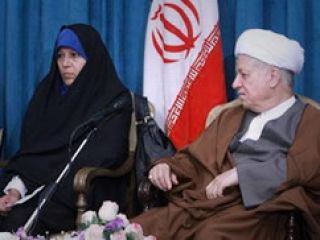 وکیل خانواده هاشمی: فائزه بچه نیست که تابع و تسلیم نظر پدرش باشد