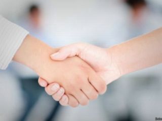 دانش‌آموزان مسلمان سوئیس باید با معلمان زن و مرد دست بدهند