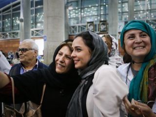 استقبال مردم از اصغر فرهادی، شهاب حسینی و ترانه علیدوستی و عوامل فیلم فروشنده در فرودگاه