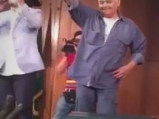 رقصیدن اکبر عبدی در مراسمی با حضور علی کریمی و پوریا پورسرخ