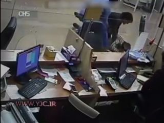 فیلم کتک خوردن یک مشتری از کارمند بانک!
