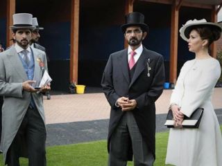 تصویری از امیر دبی به همراه همسر و پسرش در مسابقات اسبدوانی 