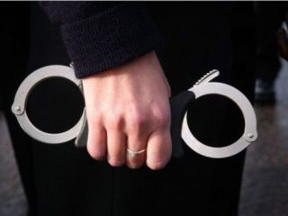 'دختر یازده ساله بریتانیایی ۶۰ ساعت با دستبند در بازداشت بوده'