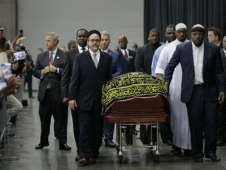 آخرین مبارزه علی؛ پخش تلویزیونی نماز میت در آمریکا