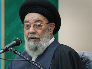 امام جمعه اصفهان: اگر بی حجاب هایی که با سفره ماه رمضان عکس می گیرند را دستگیر نکنید، خیانت کارید