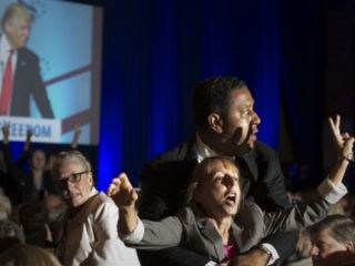 سخنرانی دونالد ترامپ با شعارهای معترضان به تنش کشیده شد