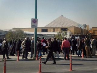 تجمع اعتراضی جمعی از بازنشستگان ارتش در برابر مجلس ایران.