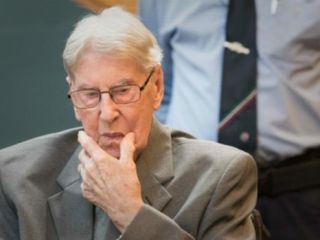 نگهبان ٩٤ ساله اردوگاه آشویتس به پنج سال حبس در زندان محکوم شد