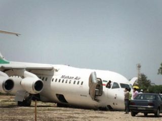 هواپیمای ماهان از باند فرودگاه خارک خارج شد