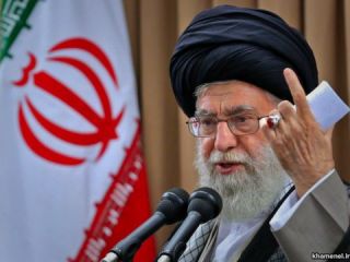 انتقاد خامنه‌ای از «تجلیل از هنرمندان بدون اعتقاد و ولنگار»