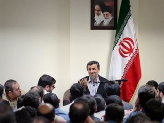 محمود احمدی نژاد: خیال می کنند اگر از کنار اوباما رد شدند پس خیلی مهم هستند