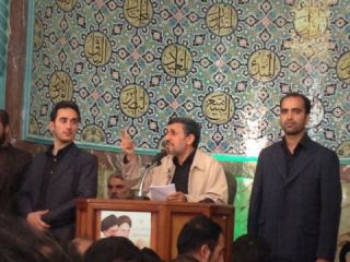 احمدی‌نژاد: عده‌ای در دست‌اندازی به بیت‌المال مسابقه می‌گذارند