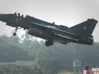 نخستین جنگنده ساخت هند در آسمان پرواز کرد