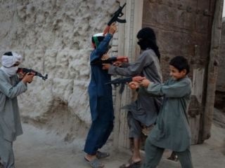 پلیس افغانستان از خرید و فروش اسلحه اسباب‌بازی جلوگیری می‌کند