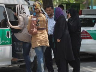 مجوز مشروط مکارم شیرازی برای برداشتن حجاب در دانشگاه