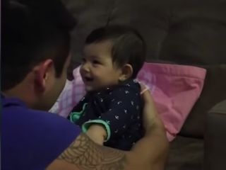 بازیگوشی و خنده های شیرین دختر چند ماهه برای منصرف کردن پدرش از گرفتن ناخنش