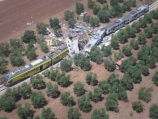 برخورد دو قطار در ایتالیا دست کم ۲۰ کشته به جا گذاشت