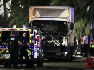 'حمله تروریستی' با کامیون در جنوب فرانسه، دست‌کم ۸۰ کشته بر جای گذاشت