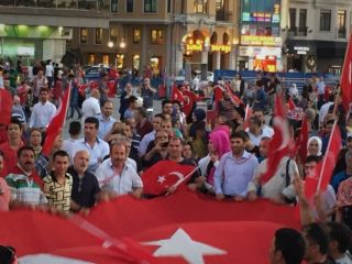 وال استریت جورنال  : ترکیه در لحظه ای مشابه سال ۱۳۵۷ ایران قرار دارد