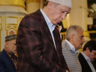 اردوغان اذان گفت و پیش‌نماز شد