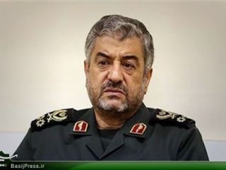 فرمانده سپاه: برخی به اندازه یک خروس غیرت ندارند